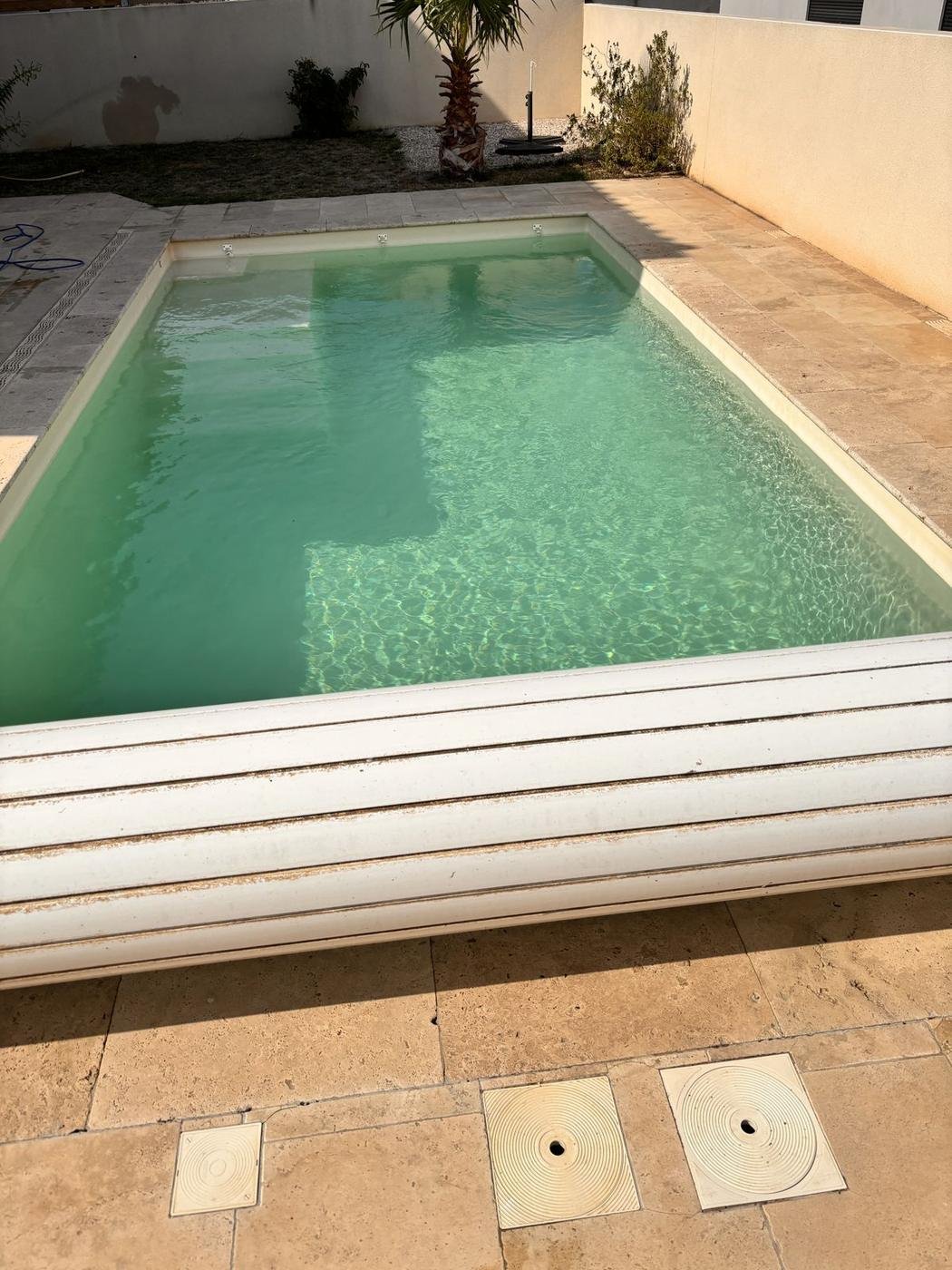 La même piscine à l'eau claire après l'intervention
