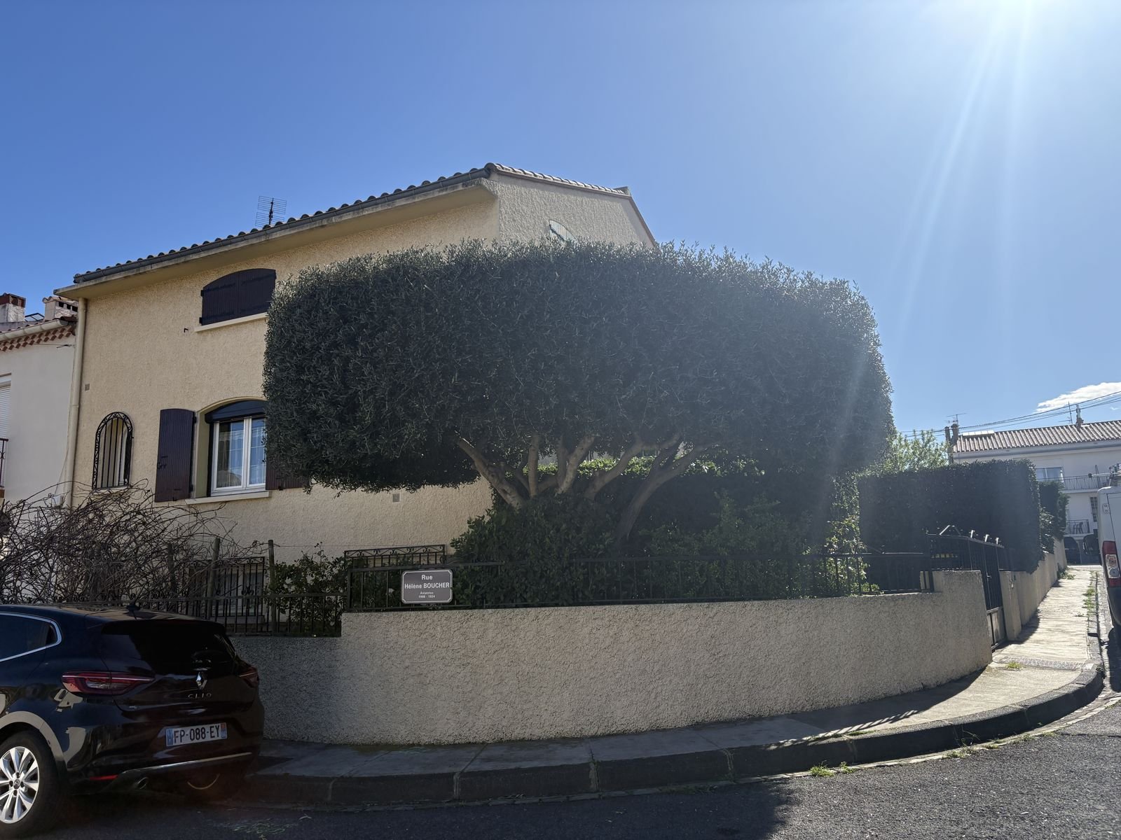 Haies taillées au cordeau devant une maison