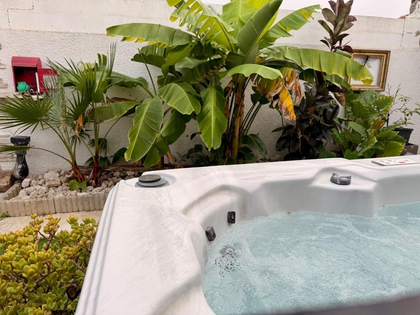 Spa à l'eau claire dans un jardin de bananiers
